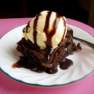 posting pics of brownie sundaes is probably stupid when dieting....